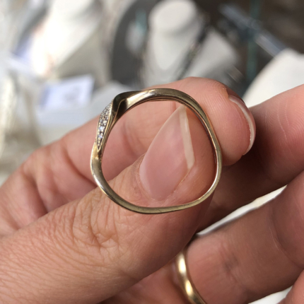 Prostowanie złotego pierścionka - Złoty pierścionek uszkodzony przez skrzywienie.