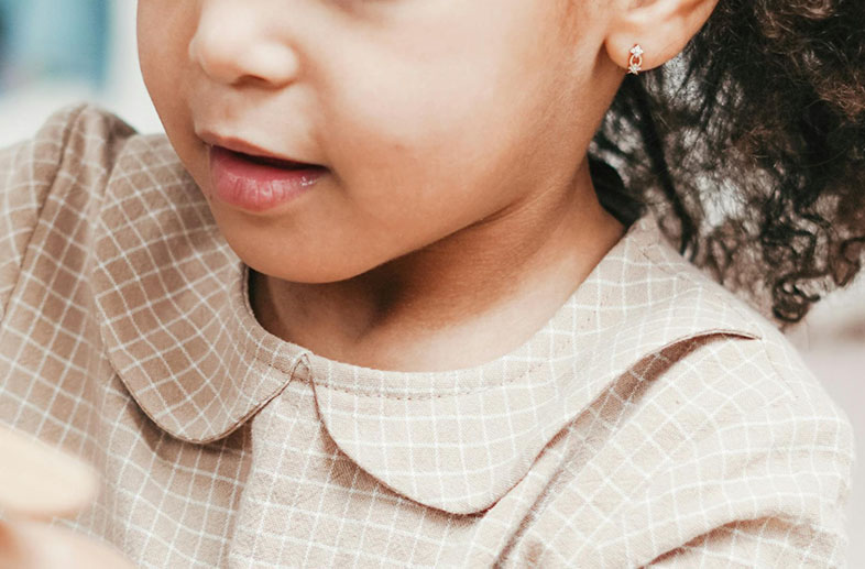 Pierwsze kolczyki dla dziewczynki - jaką metodą i gdzie przebić uszy dziecku?