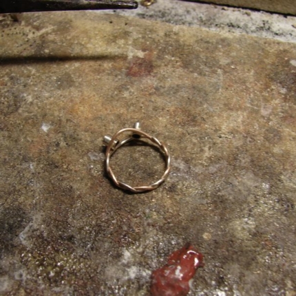 Szyna pierścionka z oprawkami do szafirów
