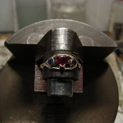 Zdjęcie nr. 20 Pierścionek zaręczynowy z rubinem w kształcie serca i szafirami