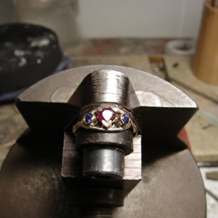 Zdjęcie nr. 21 Pierścionek zaręczynowy z rubinem w kształcie serca i szafirami