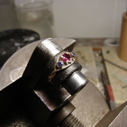 Zdjęcie nr. 23 Pierścionek zaręczynowy z rubinem w kształcie serca i szafirami