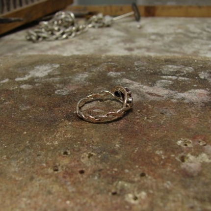 Zdjęcie nr. 29 Pierścionek zaręczynowy z rubinem w kształcie serca i szafirami