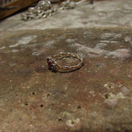 Zdjęcie nr. 30 Pierścionek zaręczynowy z rubinem w kształcie serca i szafirami