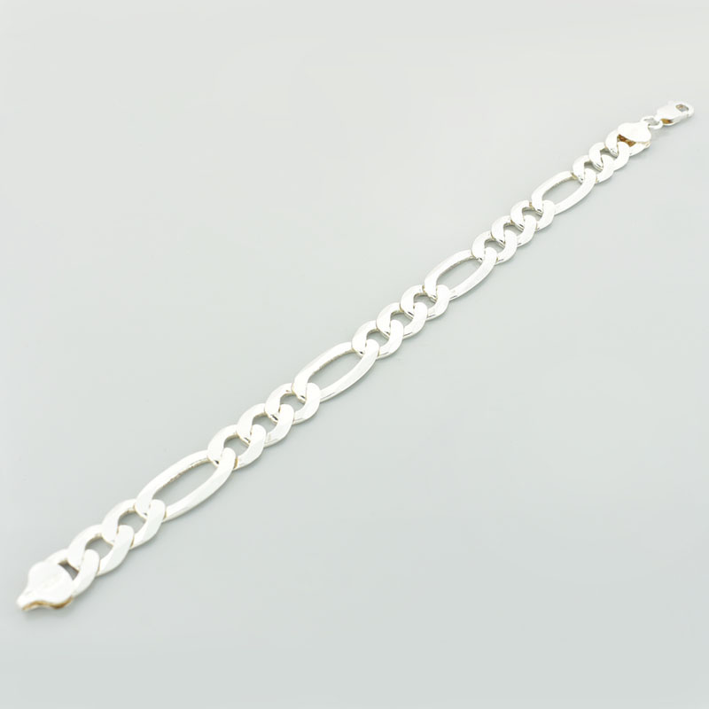 Srebrna bransoletka o splocie figaro i długości 20,5 cm.