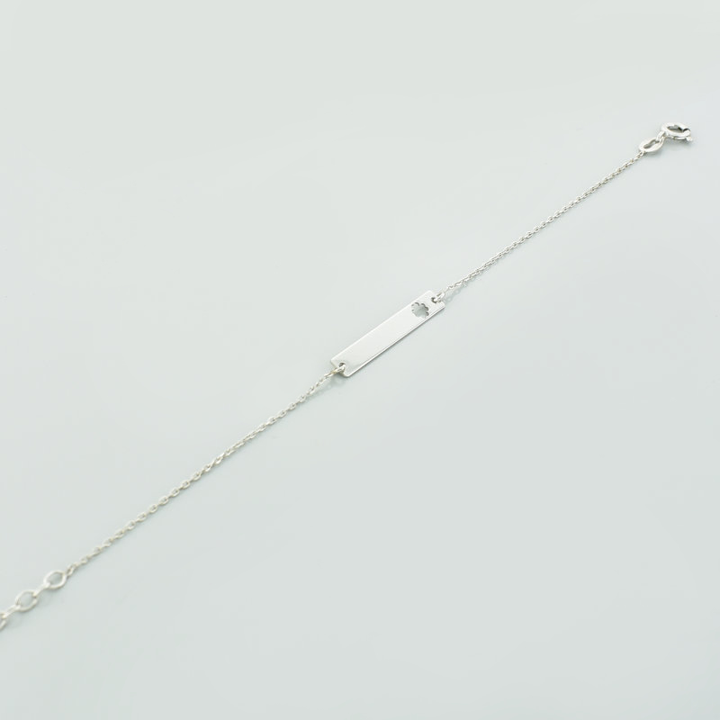 Srebrna bransoletka z blaszką koniczynka na regulowanym łańcuszku, z możliwością grawerowania.