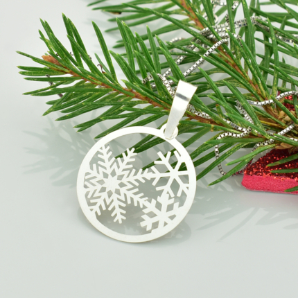 Srebrna okrągła zawieszka - śnieżynki