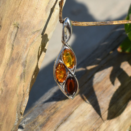 Srebrna podłużna zawieszka z bursztynami