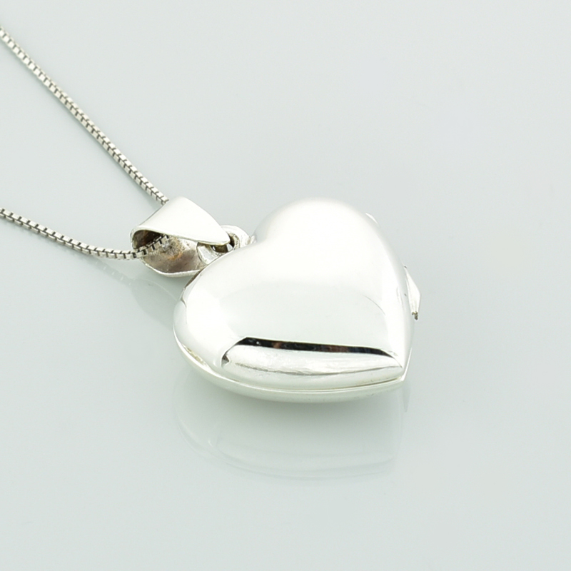 Srebrne puzderko serce, sekretnik srebrny w kształcie serca z miejscem na zdjęcie wykonany ze srebra 925 na łańcuszku.