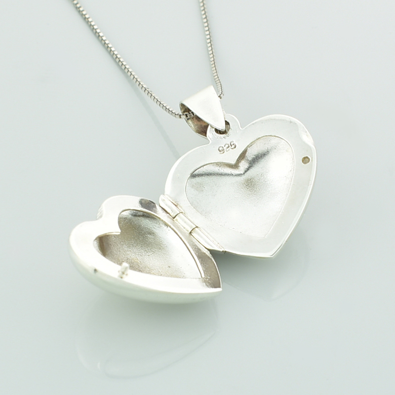 Srebrne puzderko serce, sekretnik srebrny w kształcie serca z miejscem na zdjęcie wykonany ze srebra 925 otwarty na łańcuszku.