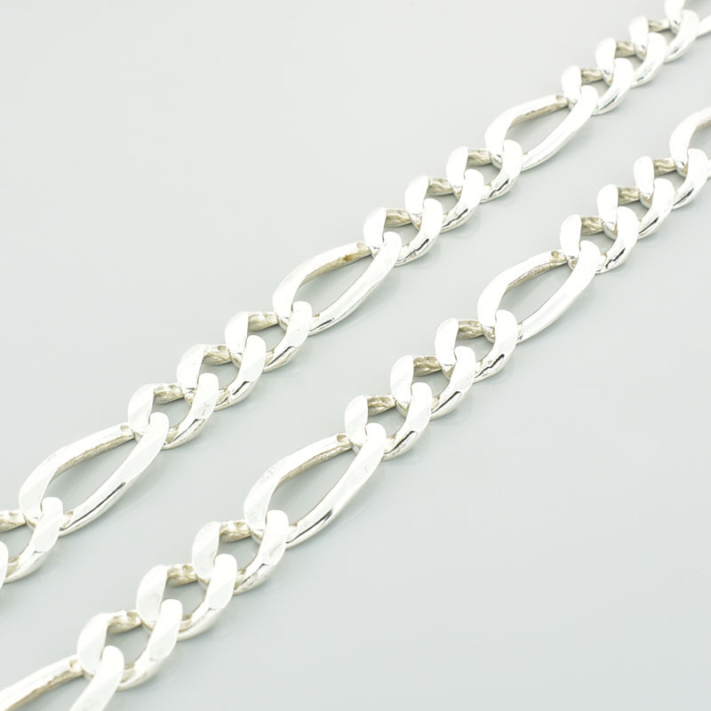 Srebrny łańcuch figaro 50 cm w zbliżeniu.