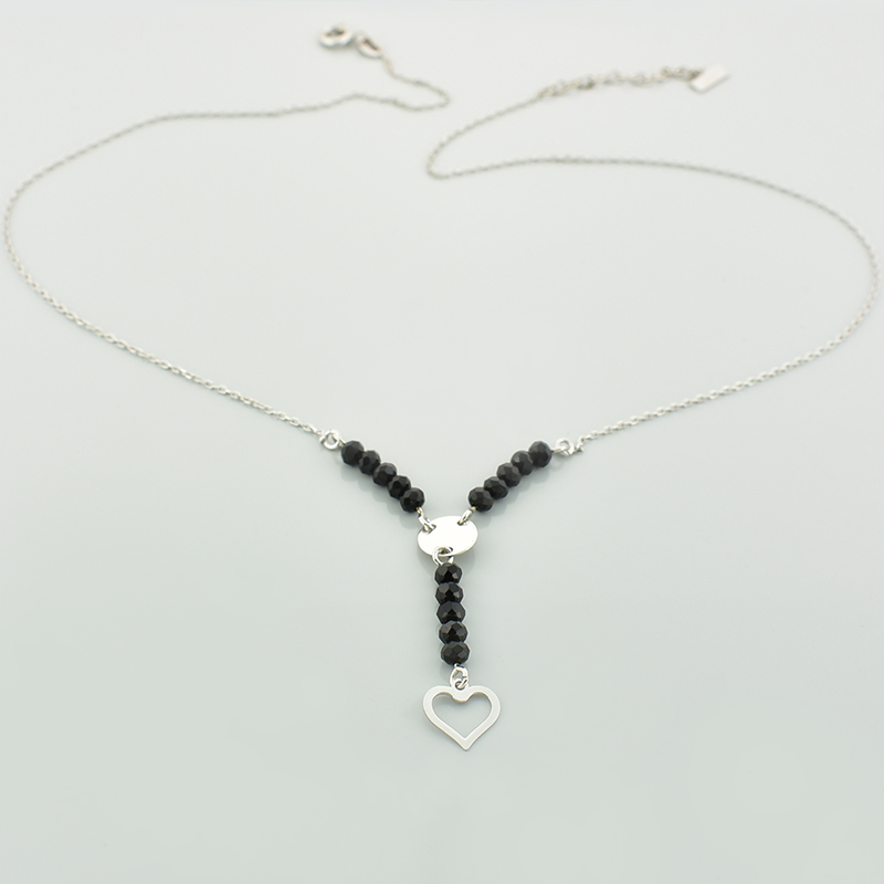 Naszyjnik z czarnymi cyrkoniami wykonany ze srebra z ażurową zawieszką w kształcie serca.