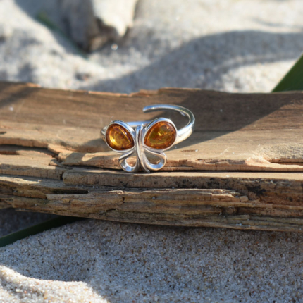 Srebrny pierścionek z bursztynem- motyl