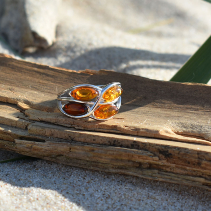 Srebrny pierścionek z kolorowymi bursztynami