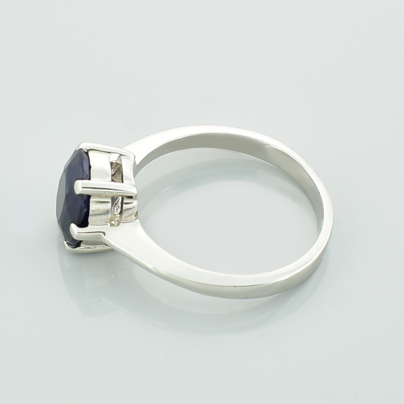 Srebrny pierścionek z szafirem o klasycznej formie.