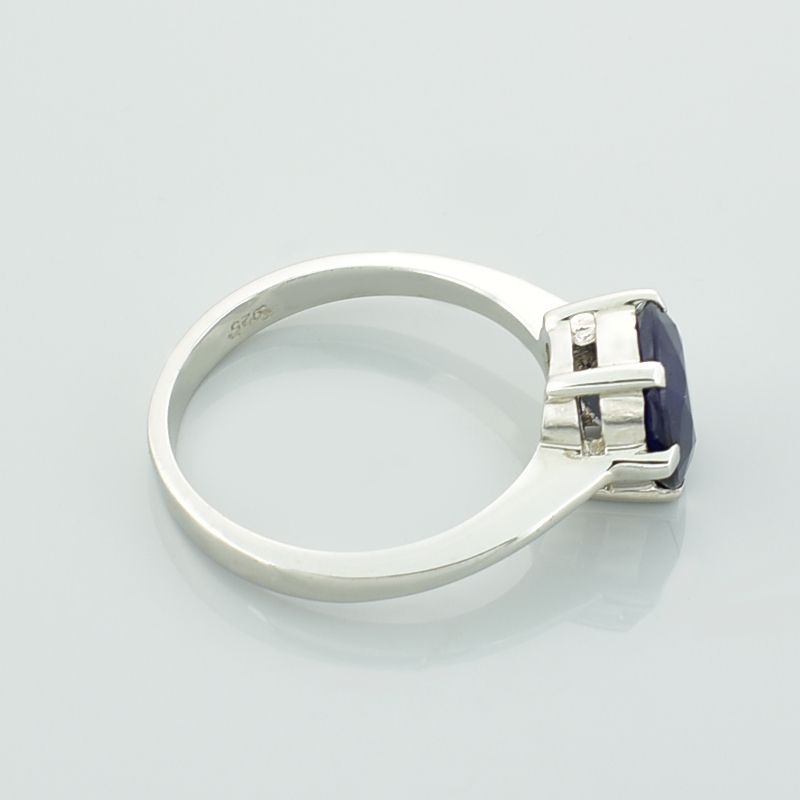 Srebrny pierścionek z szafirem o klasycznej formie.