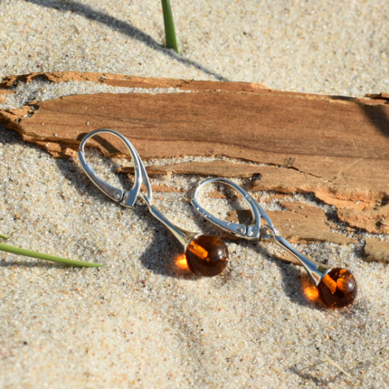 Srebrne wiszące kolczyki z bursztynową kulką