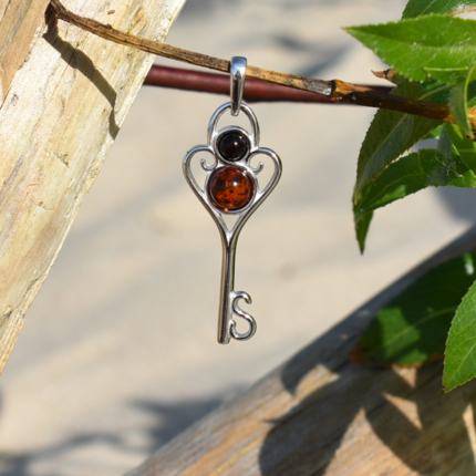 Zawieszka z bursztynem-klucz