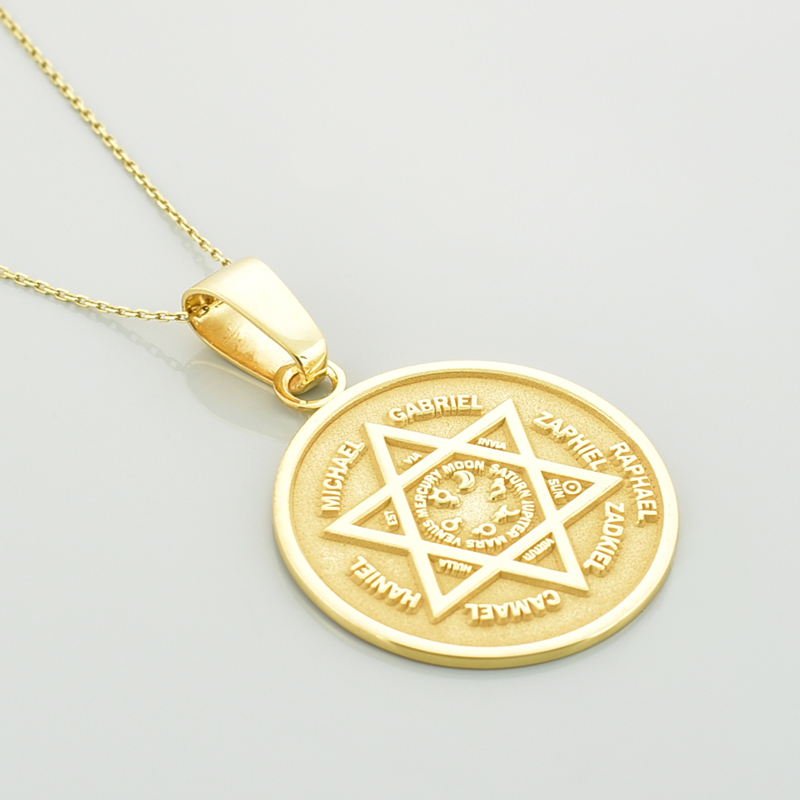 Złoty medalion - pieczęć 7 aniołów na złotym łańcuszku.