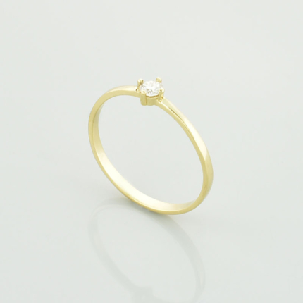 Złoty delikatny pierścionek z moissanitem