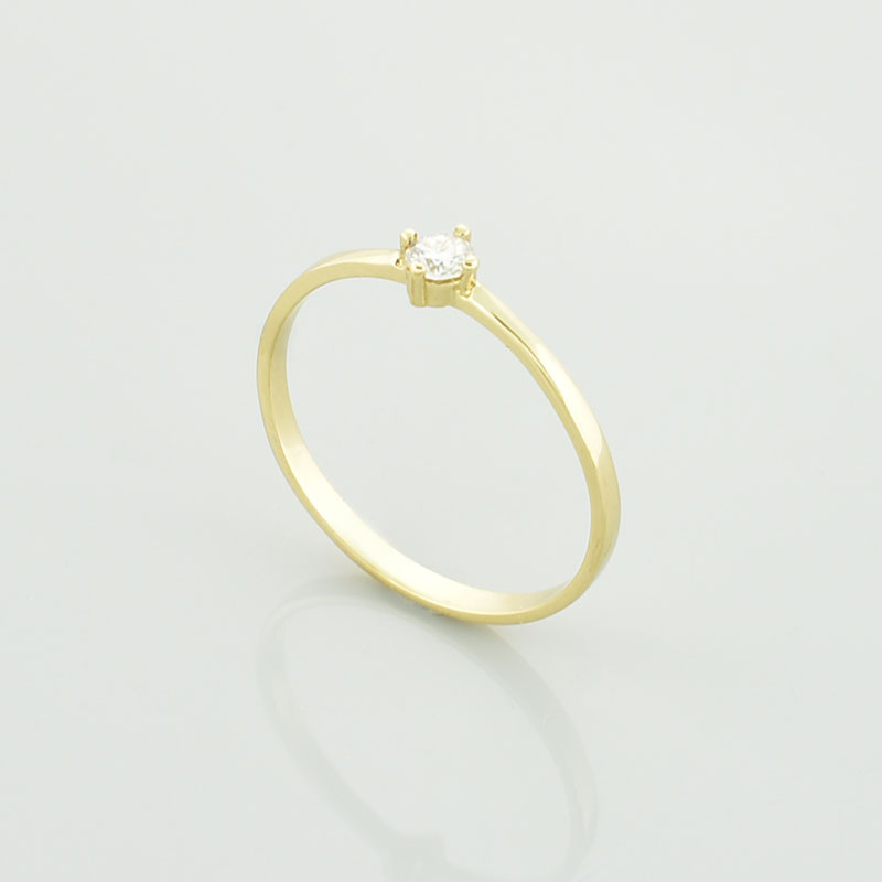 Złoty pierścionek z moissanitem na cienkiej, subtelnej obrączce w złocie 585.
