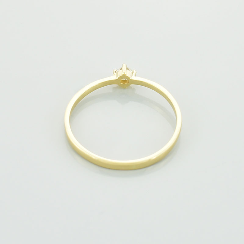 Złoty pierścionek z moissanitem w próbie 585 pokazany tyłem.