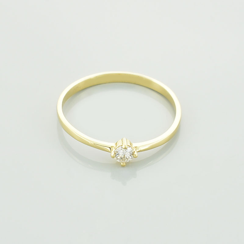 Złoty pierścionek z moissanitem, subtelny model z cienką obrączką.