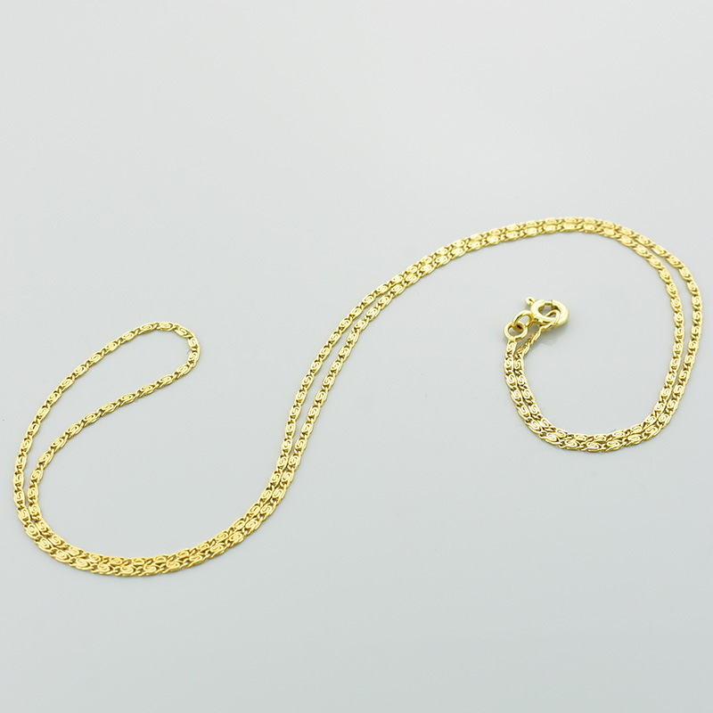 Złoty łańcuszek o długości 45 cm.