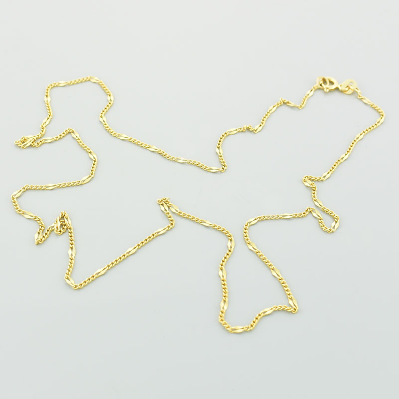 Złoty łańcuszek figaro 50 cm w próbie 585 pokazany w całości.