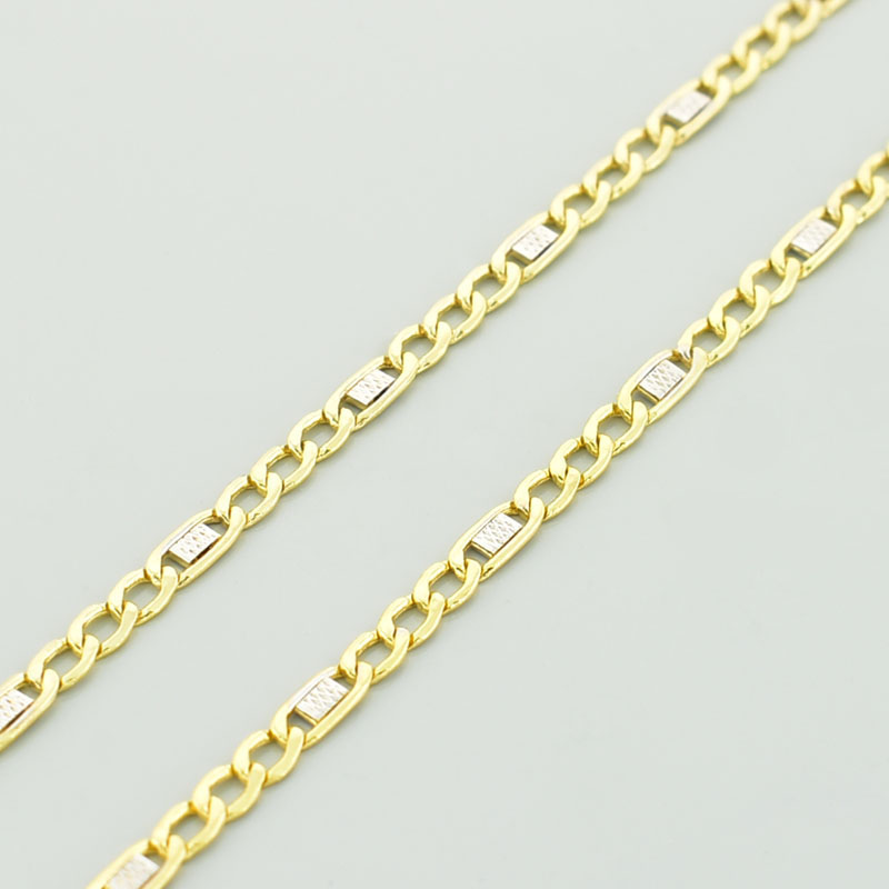 Złoty łańcuszek figaro w ozdobnym splocie z połączenia dwóch kolorów złota - żółtego i białego.