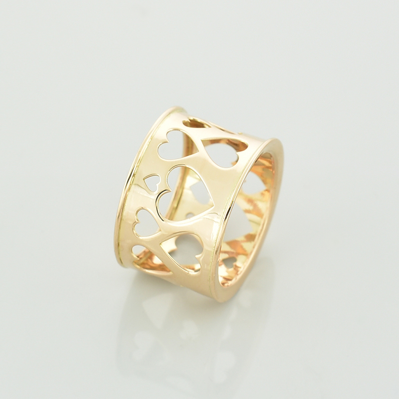 Złoty pierścionek ażurowy ze wzorem w serca w próbie złota 585.