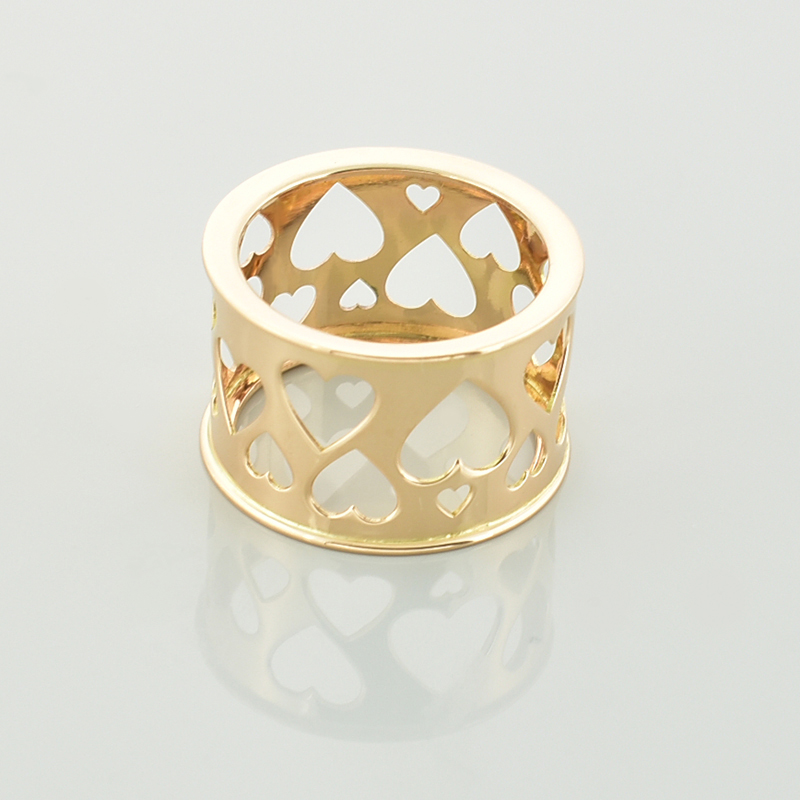 Złoty pierścionek ażurowy ze wzorem w serca różnej wielkości w żółtym złocie 585.