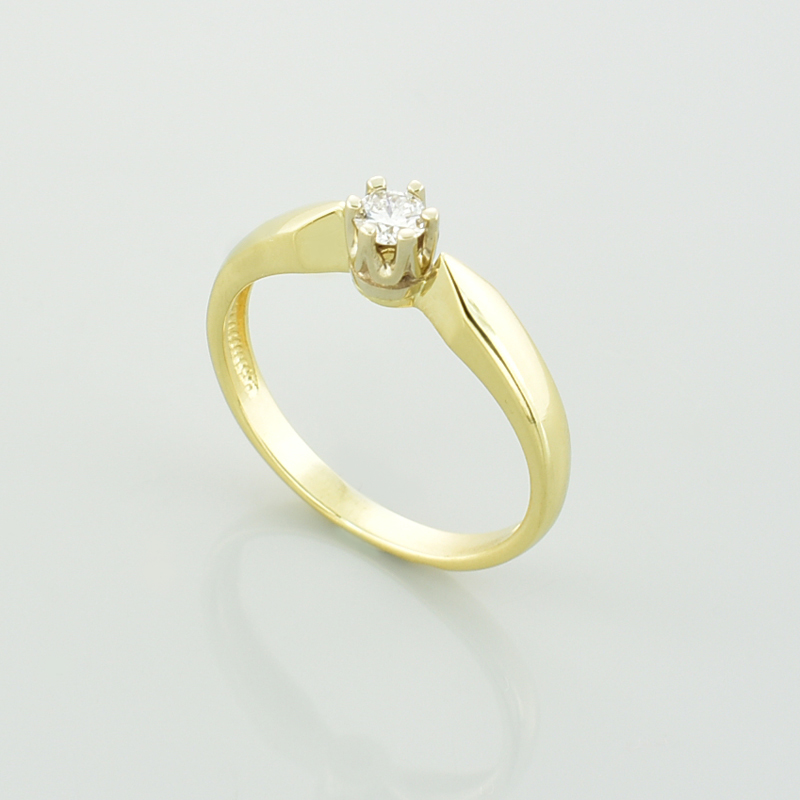 Złoty pierścionek z brylantem klasyczny pierścionek zaręczynowy.
