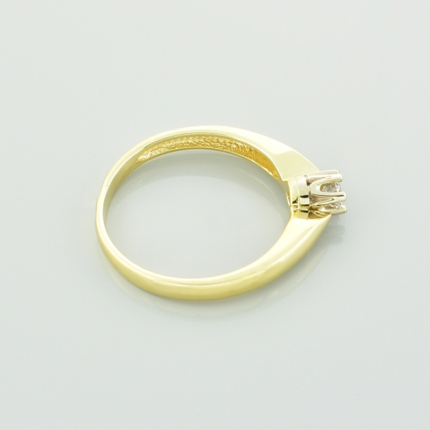 Złoty pierścionek z brylantem 0,15 ct lub cyrkonią