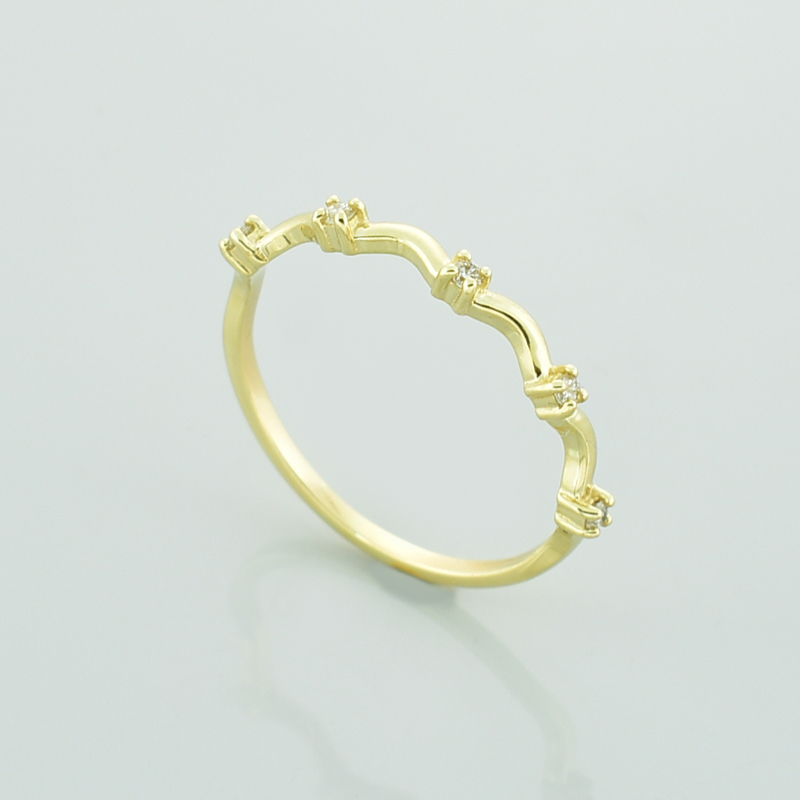 Złoty pierścionek z brylantami fala w złocie próby 585.