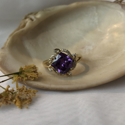 Złoty pierścionek z fioletowym kamieniem wykonany na zlecenie klientki.