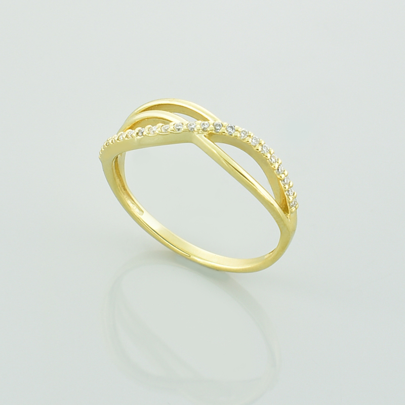 Złoty pierścionek z moissanitami z symbolem nieskończoności.