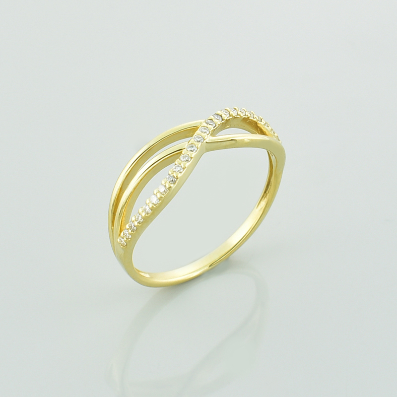 Złoty pierścionek z moissanitami i symbolem nieskończoności.