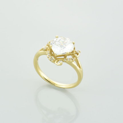 Złoty pierścionek z moissanitem w szlifie cushion