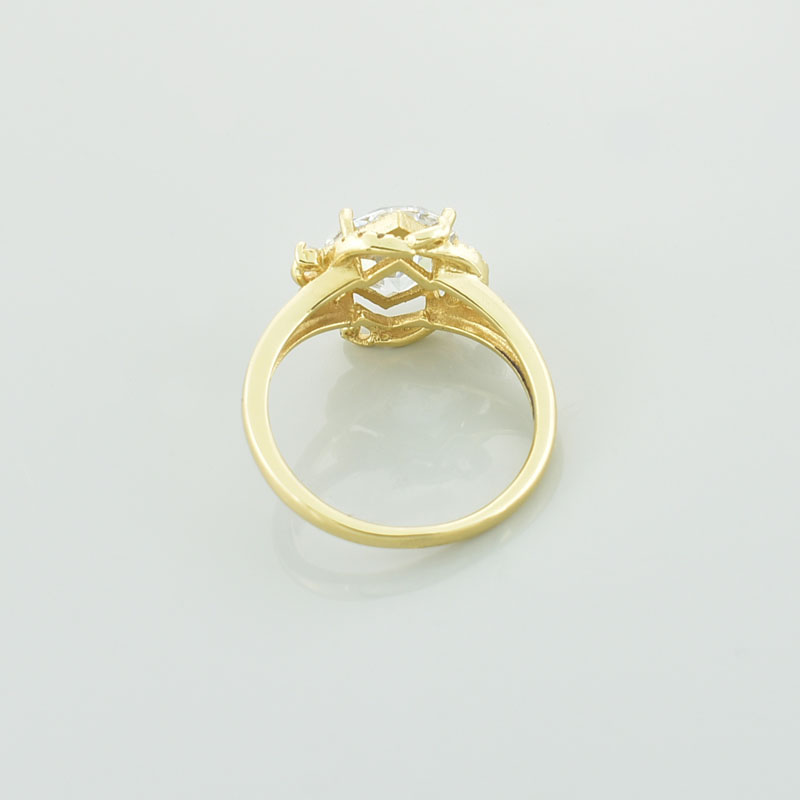 Złoty pierścionek z moissanitem cushion widoczny od tyłu.
