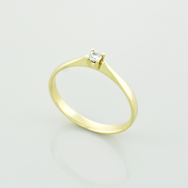 Złoty pierścionek z moissanitem, subtelny wzór wykonany w 8 k złocie.