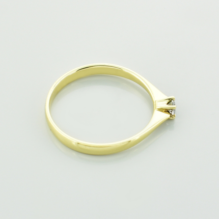 Złoty subtelny pierścionek z moissanitem