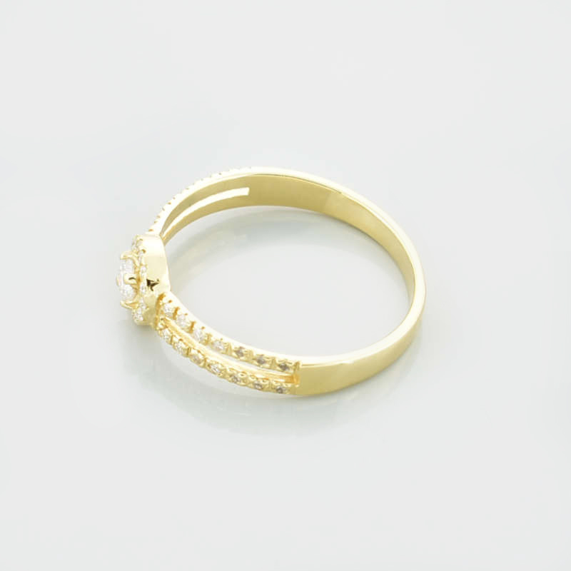Złoty pierścionek z moissanitami z lewego boku.