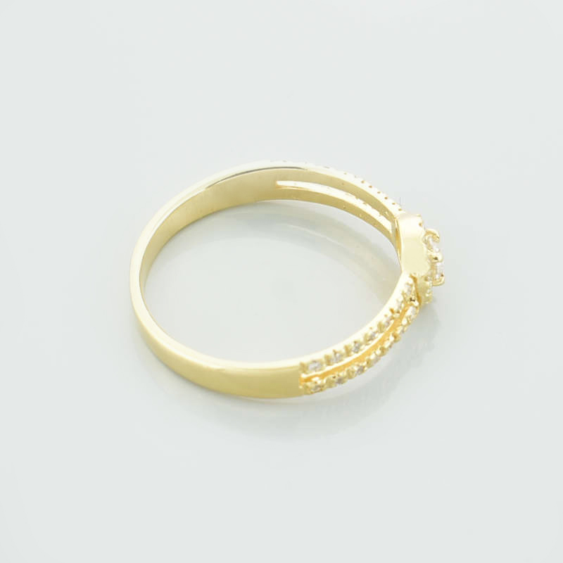 Złoty pierścionek z moissanitami z boku.