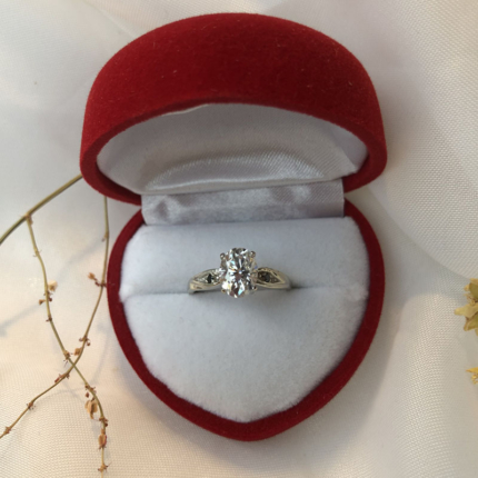 Pierścionek złoty z moissanitem i czarnymi diamentami w pudełeczku zaręczynowym.