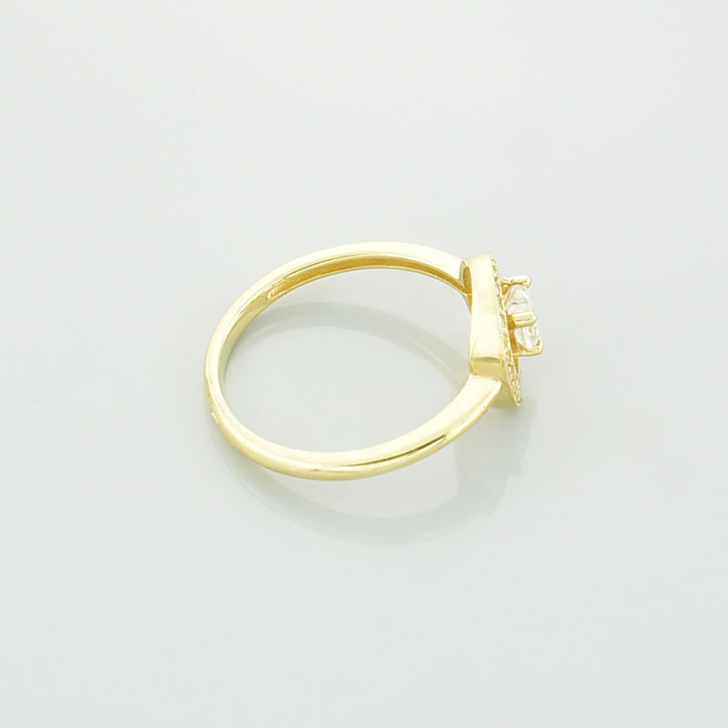 Złoty pierścionek z moissanitem serce pokazany bokiem.