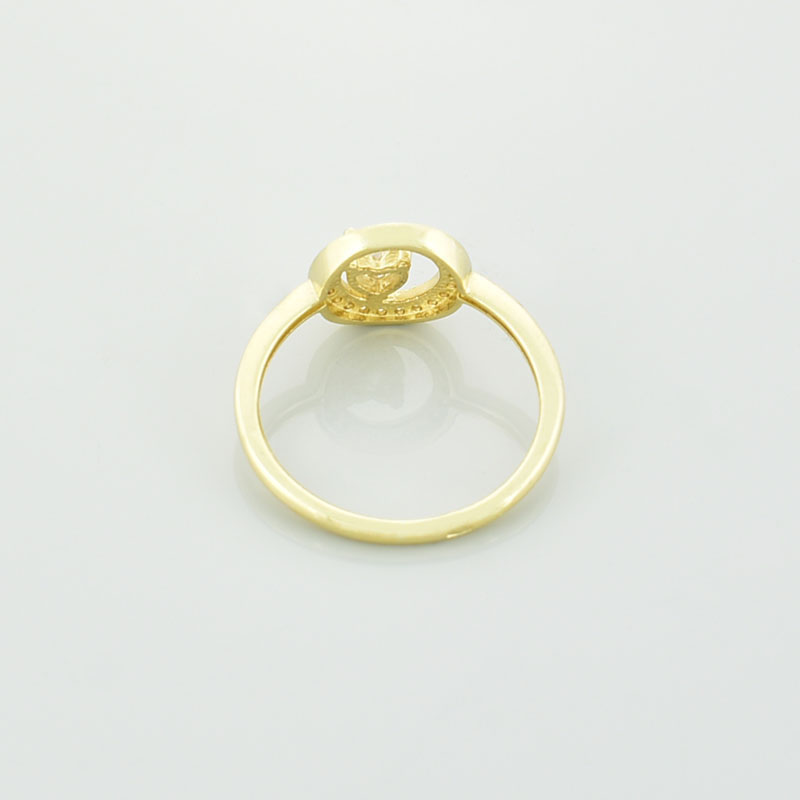 Złoty pierścionek z moissanitem serce leżący tyłem.