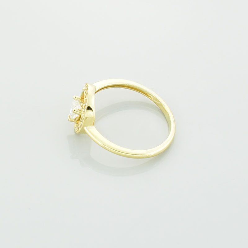 Złoty pierścionek z moissanitem serce pokazany bokiem.