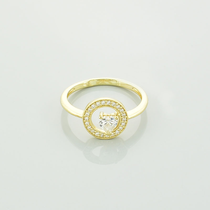 Złoty pierścionek z moissanitem leżący przodem.
