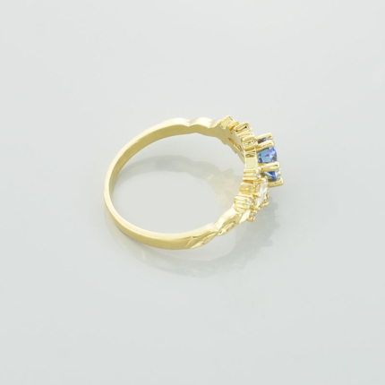 Złoty pierścionek z niebieskim moissanitem